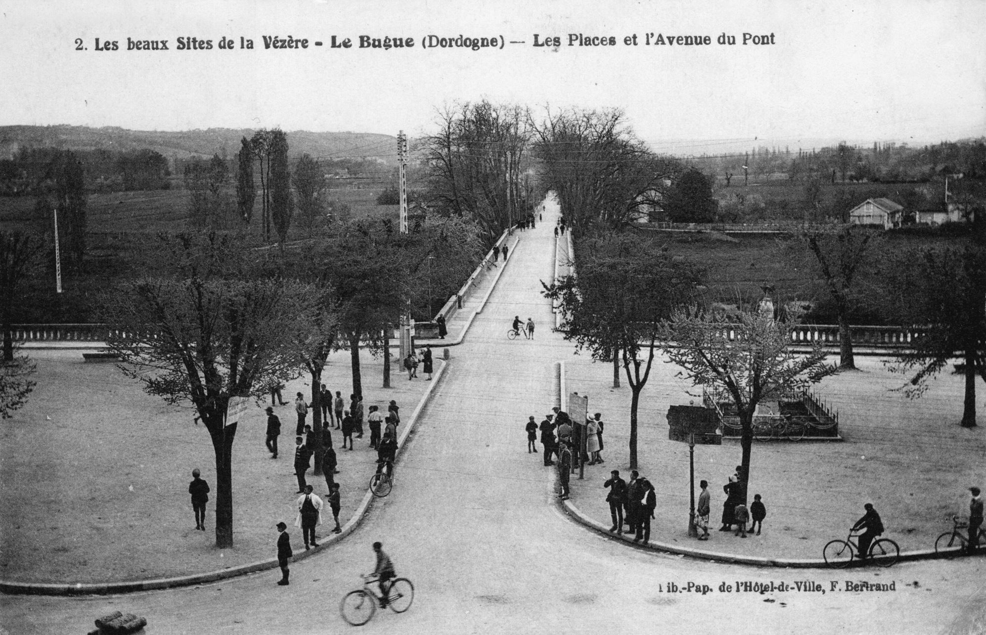 The new Town Hall Square of Le Bugue in 1900