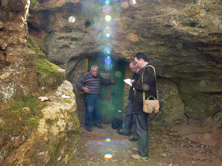 Gilbert Pémendrant, Harry Sagot et Pascal Audoux à l'entrée de la grotte de Bernifal; photo Sophie Cattoire