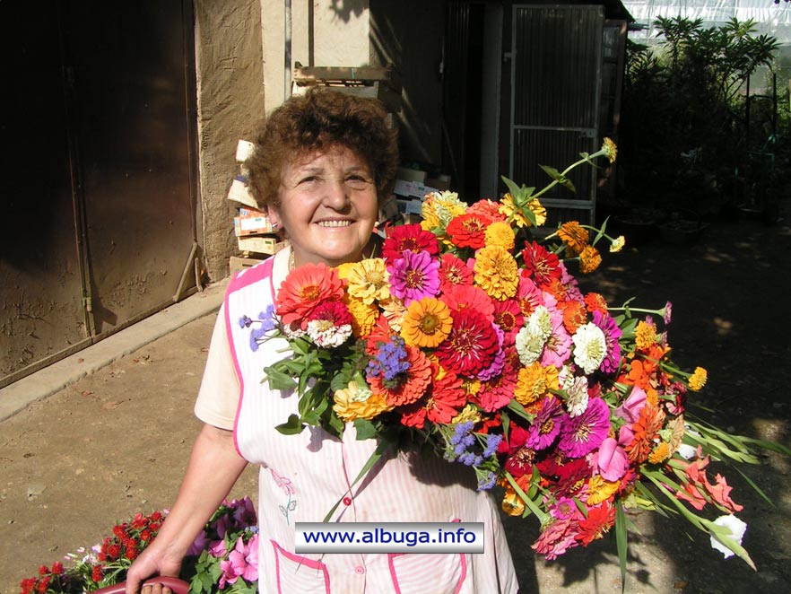 La granda passion d'Ivona Castang : la confeccion de gentes boquets de flors