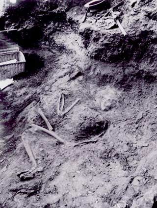 Esqueleta en plaa de l'me de la Ferrassi 1 desenterrat lo 17 de setembre de 1909.